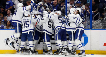 Toronto Maple Leafs vence a primeira série de playoffs da NHL em 19 anos