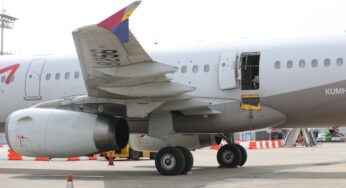 A porta do avião abre durante o voo, mas o jato pousa com segurança