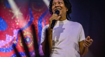 Djavan caminha com jovialidade e requinte no trilho autoral do show ‘D’ | Blog do Mauro Ferreira