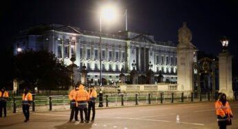 Homem é preso do lado de fora do Palácio de Buckingham enquanto a polícia conduzia explosão controlada