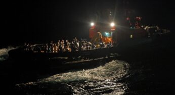 Milhares fogem para o principal porto marítimo do Sudão em busca de navios em segurança