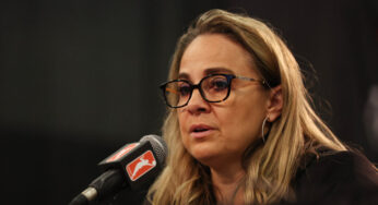 Treinadora do Aces, Becky Hammon, suspensa por gravidez, comenta com Dearica Hamby