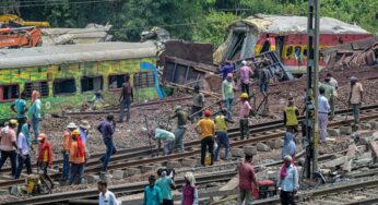 Acidente de trem na Índia matou principalmente os pobres embalados em carros mais baratos