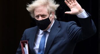 Boris Johnson enfrenta nova indignidade enquanto aguarda votação no Parlamento do Reino Unido