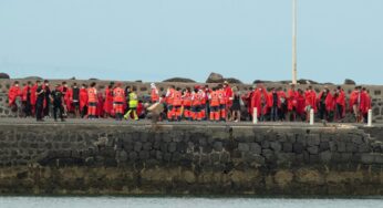 Dezenas de migrantes com destino às Ilhas Canárias têm medo de morrer quando o barco afunda