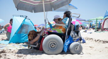 Estas cadeiras de rodas estão ajudando viajantes com deficiência a aproveitar a praia