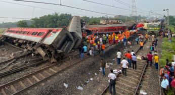 Modi chega ao local do acidente de trem mortal em Odisha, Índia