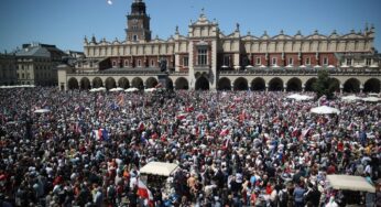 Multidões protestam contra o partido conservador governante da Polônia