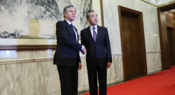 Na China, Blinken mantém negociações para reiniciar a diplomacia de alto nível