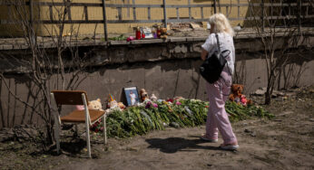 Ucrânia investiga mortes por abrigo enquanto Rússia evacua cidades fronteiriças