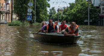 Zelensky visita Kherson e a Rússia bombardeia cidade inundada
