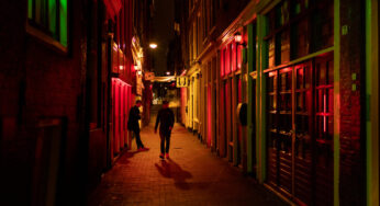 Amsterdã tenta tornar o distrito da luz vermelha menos turístico