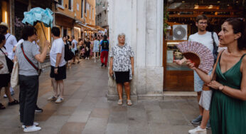 Batedor de carteiras! Cuidado! Em Veneza, na Itália, uma estrela do TikTok cuida dos turistas.