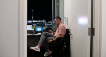 Eric Bach, um locutor de beisebol abertamente gay, gostaria que houvesse mais