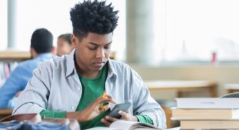 Os países europeus que estão banindo celulares em sala de aula | Educação