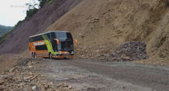 Deslizamento de terra atinge rodovia no Peru e travessia vira desafio na maior viagem de ônibus do mundo; veja VÍDEO
