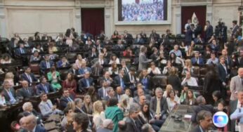 Milei quer cobrar taxa de estrangeiros que estudam de graça na Argentina; Gustavo Petro diz que vai repatriar 20 mil universitários colombianos