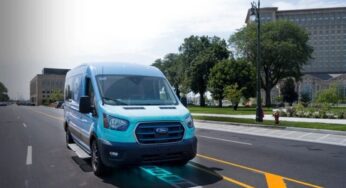As ruas e estradas que carregam carros elétricos durante o movimento