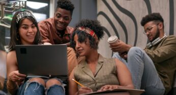Estudo contraria ideia de que jovens brasileiros fazem parte de faixa etária que mais usa internet