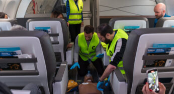 Houve uma emergência de avião. Aqui está o que os comissários de bordo fazem a seguir.