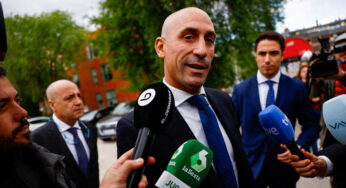 Luis Rubiales, ex-chefe de futebol, será julgado na Espanha por beijo indesejado