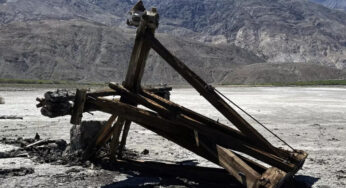 Torre do bonde de sal do Vale da Morte de 113 anos derrubada por motorista preso na lama