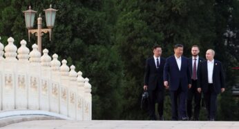 Xi Jinping abraça Vladimir Putin em desafio ao Ocidente