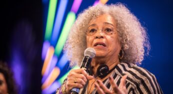 No Rio, Angela Davis conta que tem retrato de Marielle em casa, diz que tem amor pela Bahia e fala sobre o PL 1904: 'Momento assustador'