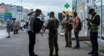 À medida que a Ucrânia expande o recrutamento militar, alguns homens escondem-se
