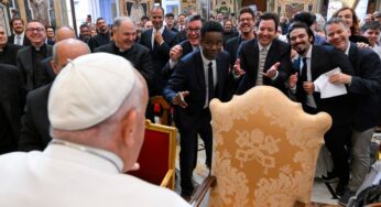 Stephen Colbert e Whoopi Goldberg conheceram o Papa no Vaticano. Sem piada.